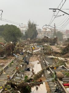 Vías de tren dañadas por inundaciones en Valencia tras la DANA
