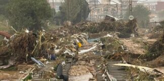 Vías de tren dañadas por inundaciones en Valencia tras la DANA