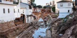 Daños causados por inundación en Chiva, edificios afectados y terreno erosionado