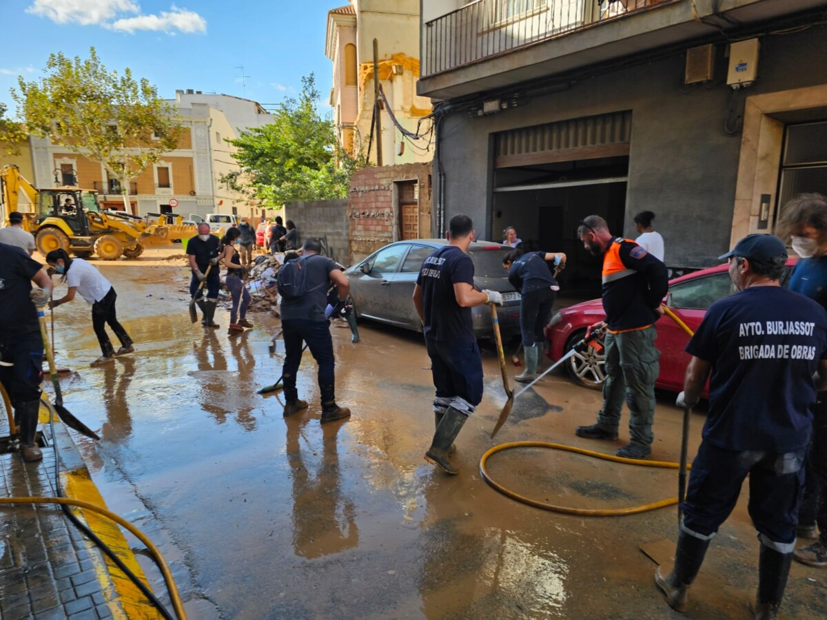 Efectivos de Burjassot colaborando en la lucha contra la DANA