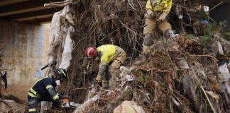 Bomberos trabajando en la limpieza de escombros tras la DANA en Valencia
