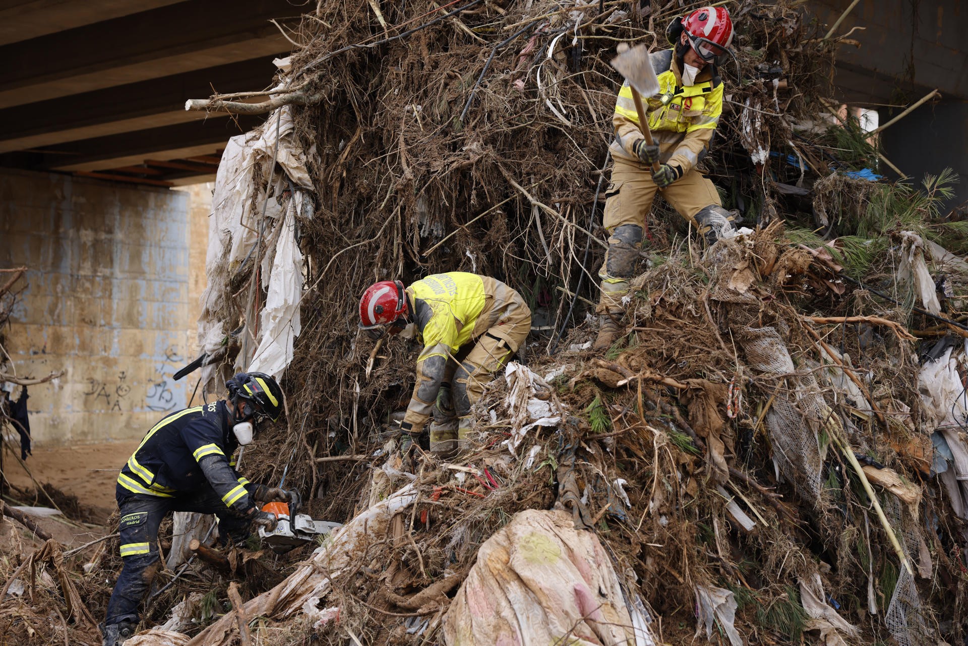 Bomberos trabajando en la limpieza de escombros tras la DANA en Valencia