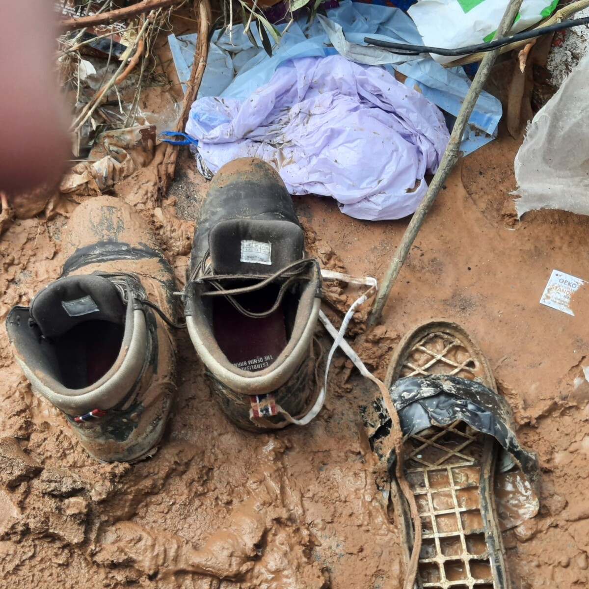 DANA Paiporta botas abandonadas