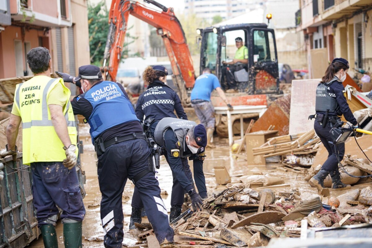 La Policía Municipal de Madrid instala un transmisor en el Ayuntamiento de Torrent para dar cobertura a sus 200 agentes desplazados en l’Horta Sud