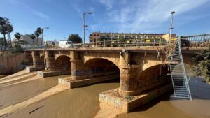 Puente en Massanassa afectado por inundaciones tras la DANA
