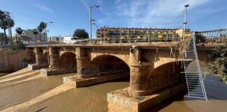 Puente en Massanassa afectado por inundaciones tras la DANA