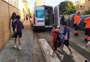 Alumnos del Centro de Educación Especial caminando hacia un vehículo de transporte escolar.