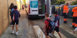 Alumnos del Centro de Educación Especial caminando hacia un vehículo de transporte escolar.