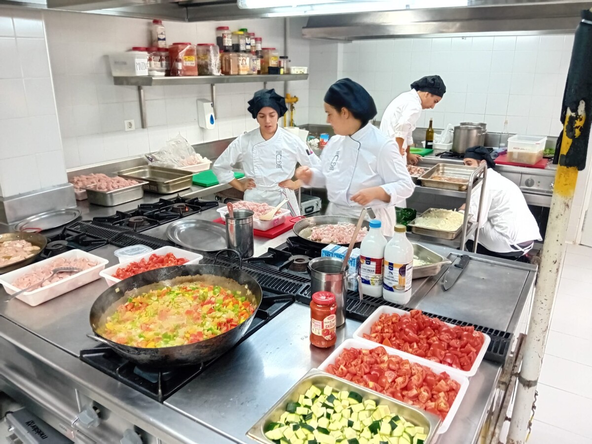 El IES Guillem d'Alcalà se une a la ayuda para los afectados por la DANA con centenares de menús diarios