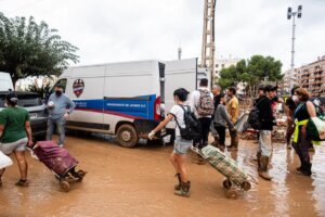 El Levante UD, desbordado por el material recibido, paraliza la recepción de más ayuda