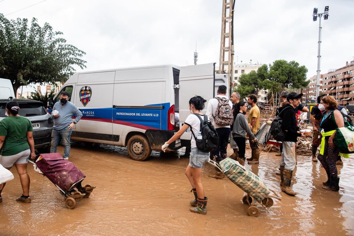 El Levante UD, desbordado por el material recibido, paraliza la recepción de más ayuda