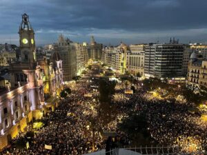 Multitudinària manifestació a València contra la gestió de la DANA