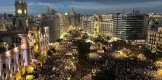 Multitudinària manifestació a València contra la gestió de la DANA