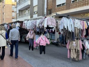 Mercado de venta no sedentaria en Manises con ropa expuesta