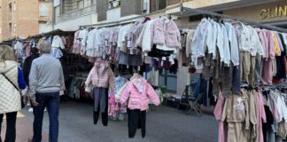 Mercado de venta no sedentaria en Manises con ropa expuesta