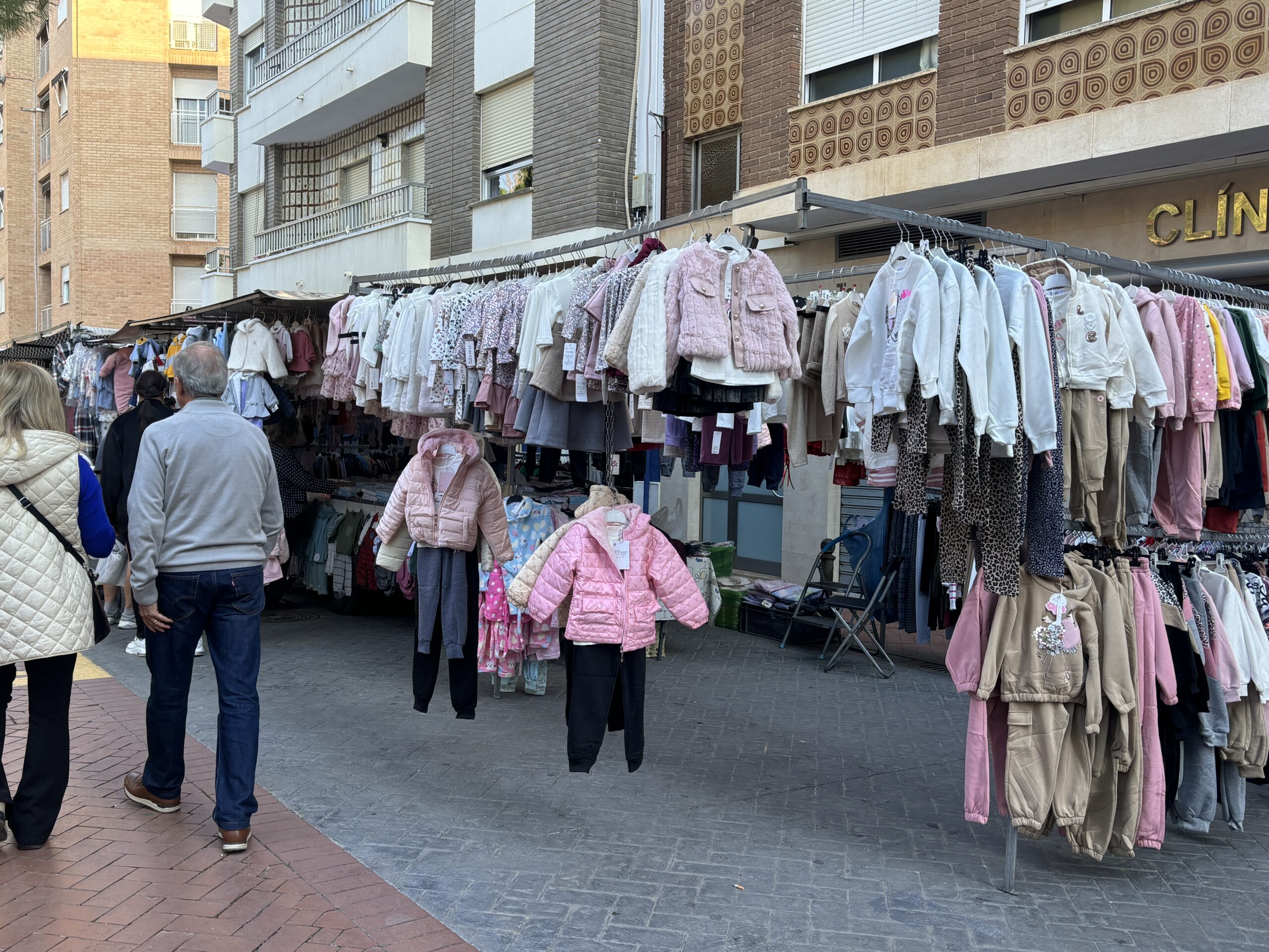 Mercado de venta no sedentaria en Manises con ropa expuesta