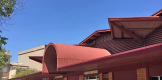Vista exterior del Mercat Central de Aldaia bajo un cielo azul