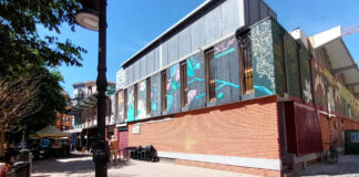 Fachada del mercado municipal de Rojas Clemente en Valencia con arte urbano