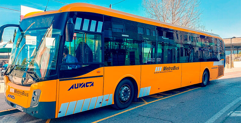 Autobús MetroBus de color naranja en una parada