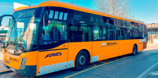 Autobús MetroBus de color naranja en Valencia