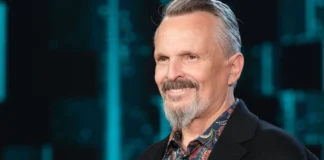 Miguel Bosé sonriendo en un evento reciente