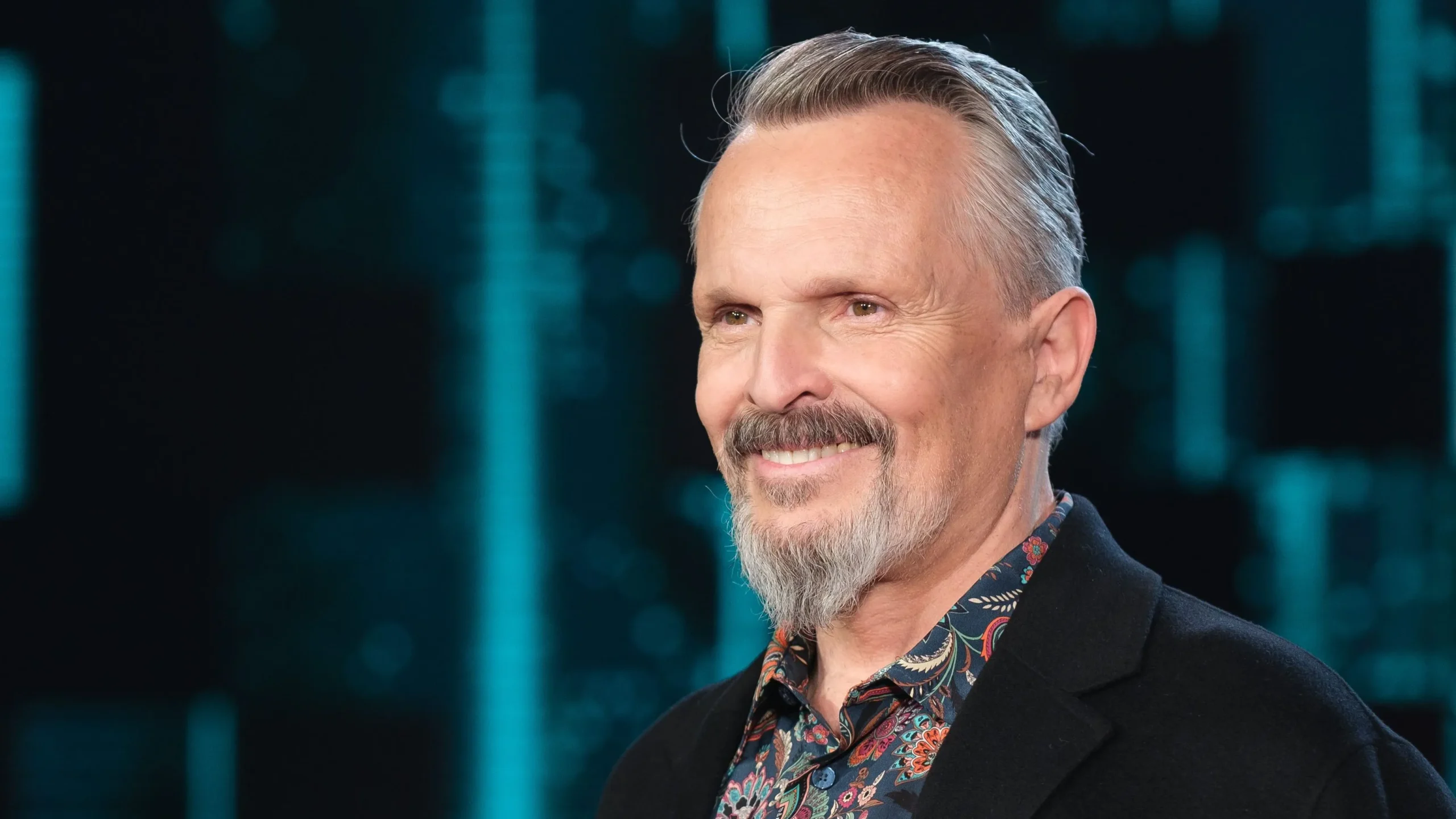 Miguel Bosé sonriendo en un evento reciente