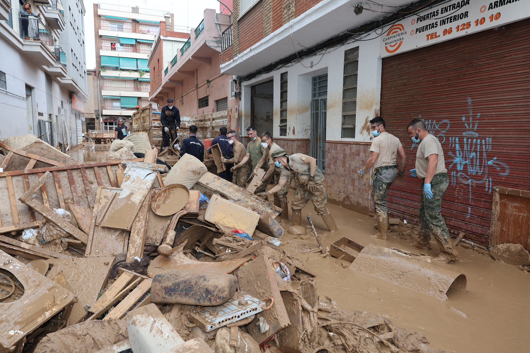 Miembros del ministerio de defensa limpiando escombros tras inundación