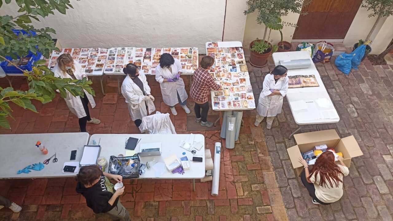 El Museu de l'Horta Sud se se vuelca en la restauración de material visual afectado por la DANA