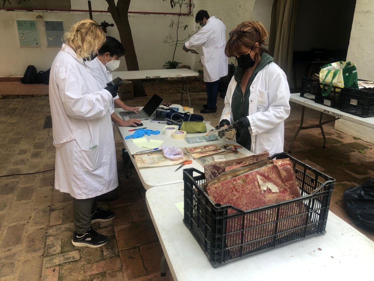 El Museu de l'Horta Sud se se vuelca en la restauración de material visual afectado por la DANA