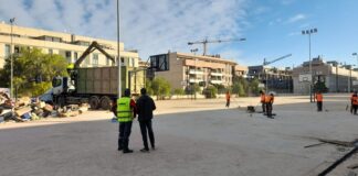 Trabajadores limpiando un centro educativo afectado por DANA