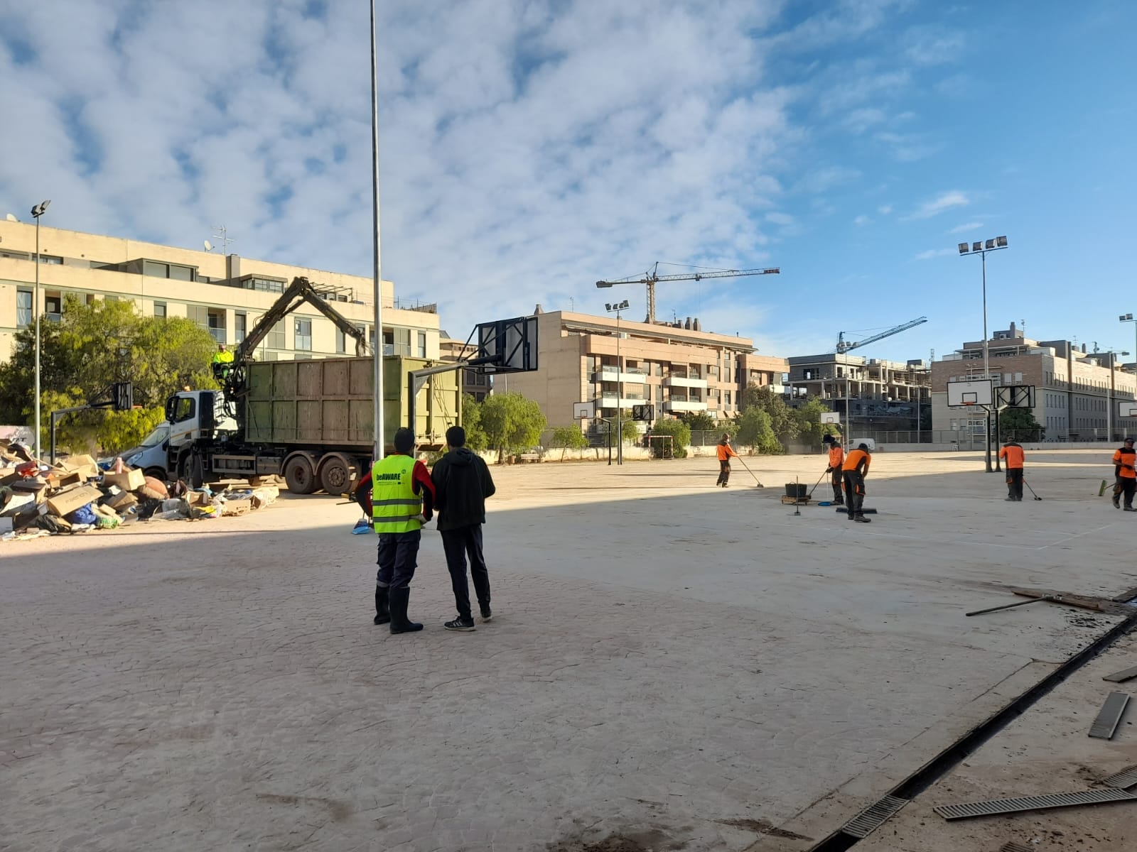 Trabajadores limpiando un centro educativo afectado por DANA