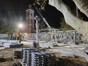 Construcción de la nueva pasarela en Picanya con iluminación nocturna.