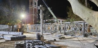 Construcción de la nueva pasarela en Picanya con iluminación nocturna.