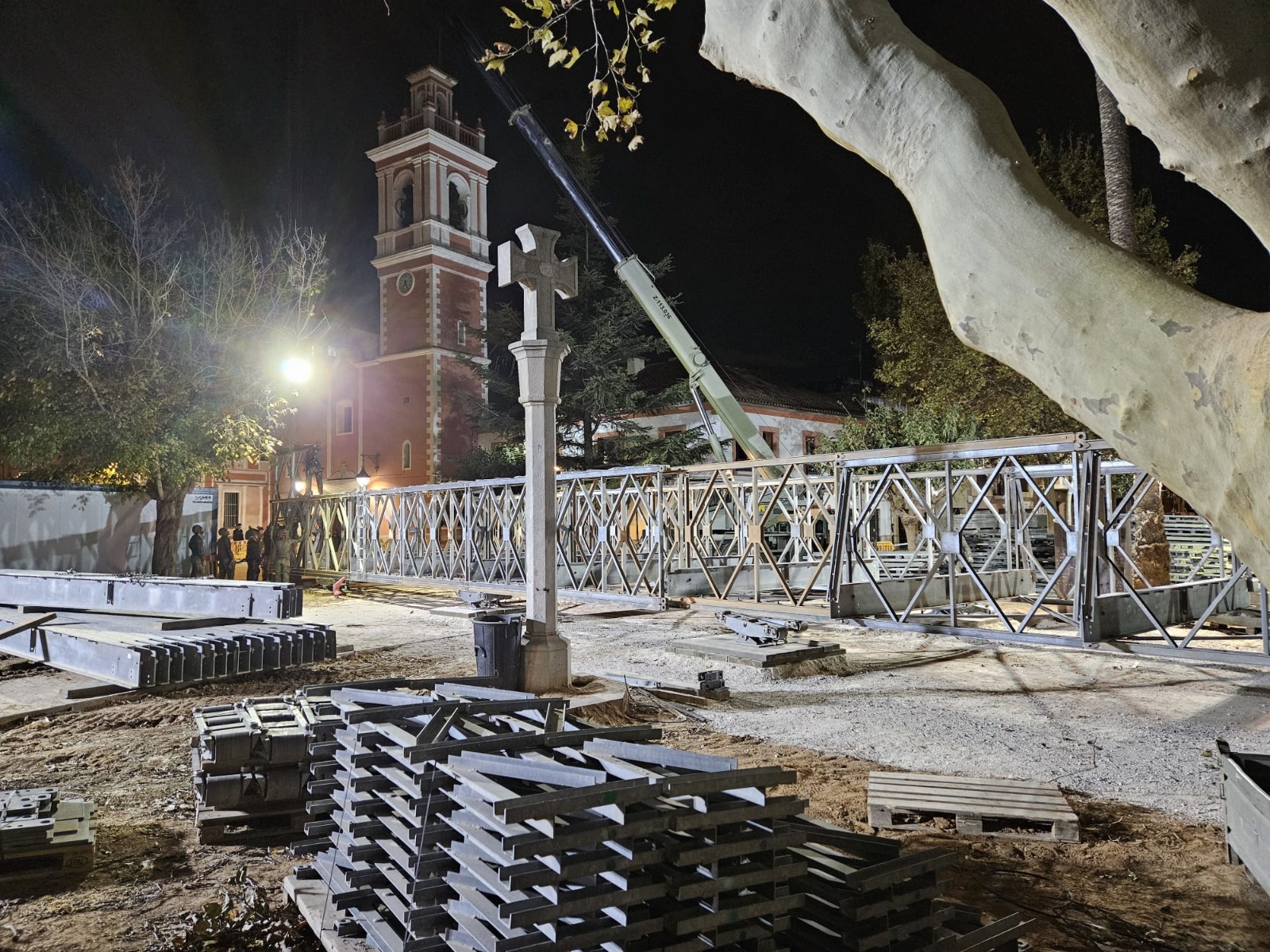 Construcción de la nueva pasarela en Picanya con iluminación nocturna.