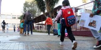 Alumnos regresando a clases tras la DANA en València
