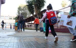 Alumnos regresando a clases tras la DANA en Valencia