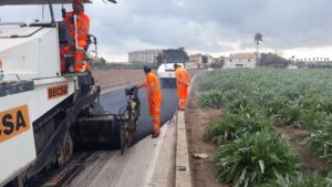 Trabajadores realizando el reasfaltado del Camí Fondo en Alboraya