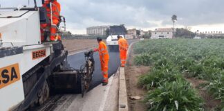 Trabajadores realizando el reasfaltado del Camí Fondo en Alboraya