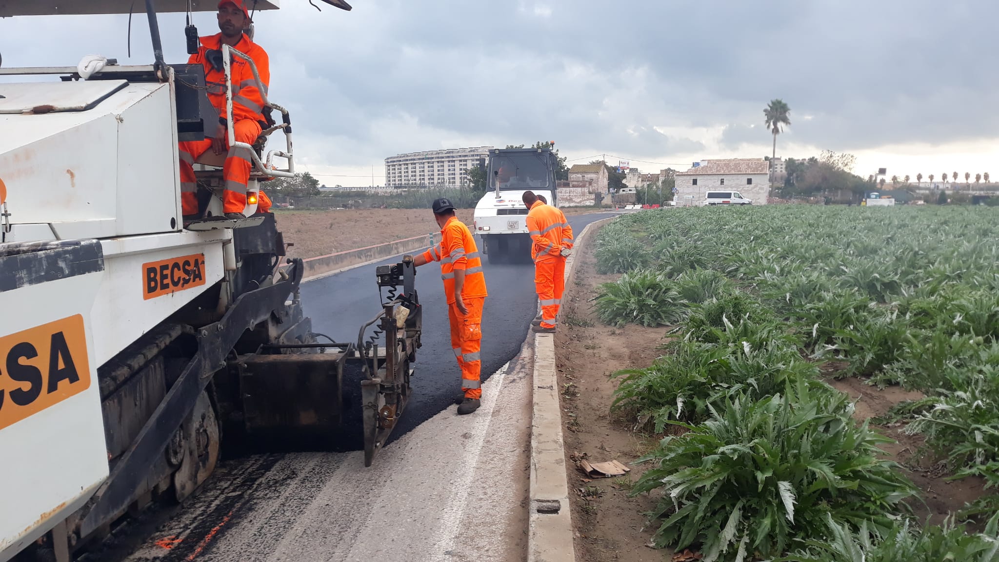 Trabajadores realizando el reasfaltado del Camí Fondo en Alboraya
