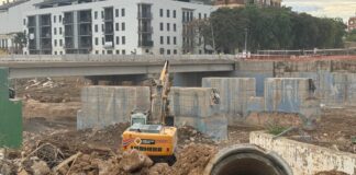 Obras de rehabilitación del puente ferroviario en Paiporta tras inundaciones