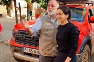 Rosalia visita zona afectada por la DANA con la ONG World Central Kitchen de José Andrés