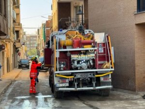 Los bomberos extraen lodo de ascensores para ayudar a las personas con movilidad reducida