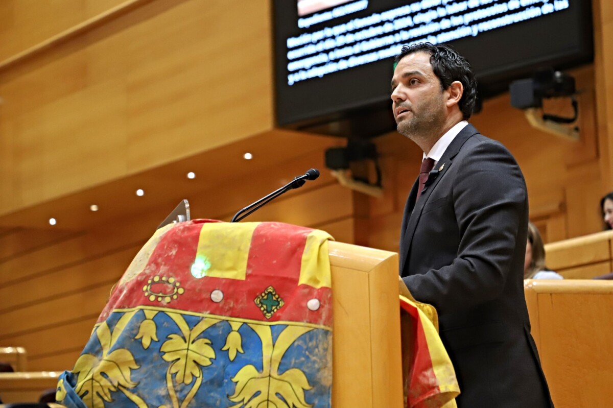 Sagredo en el Senado con la Senyera manchada con barro de Paiporta