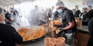 Voluntarios de World Central Kitchen preparando comida en València