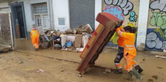 Trabajadores limpiando escombros tras la inundación en Valencia