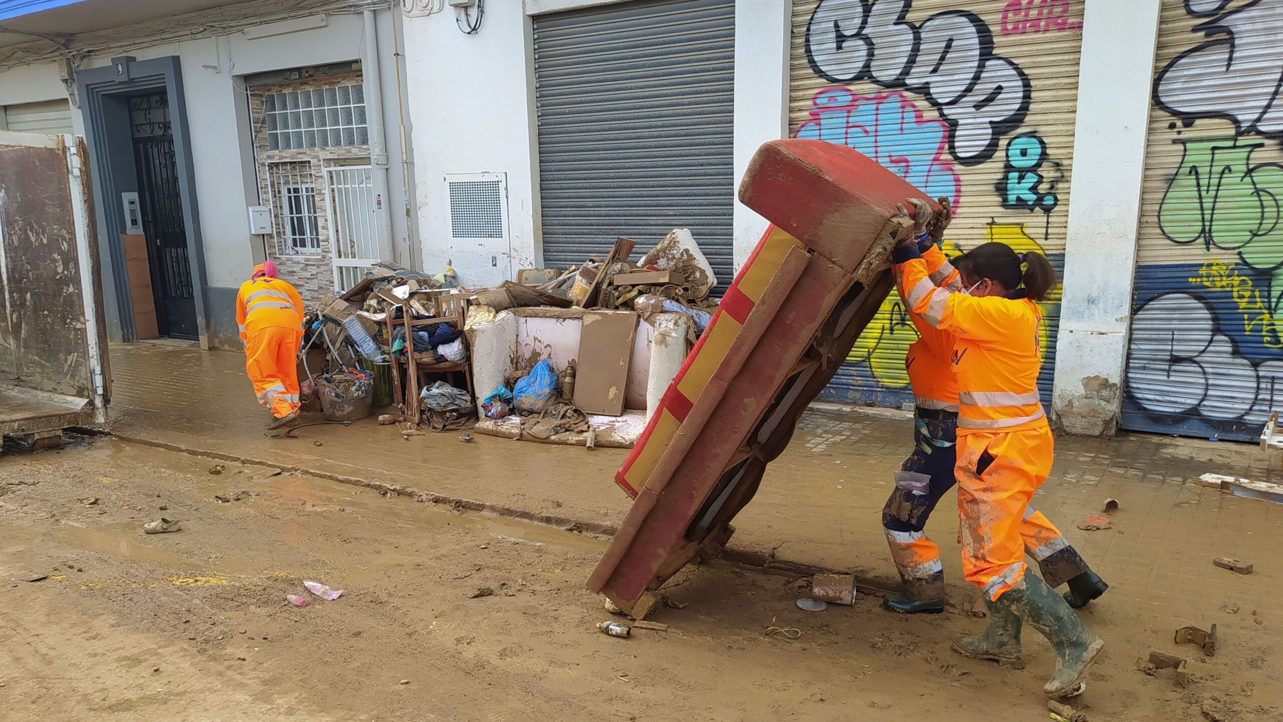 Trabajadores limpiando escombros tras la inundación en Valencia