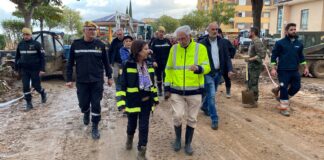 La ministra Margarita Robles visita Picanya tras la DANA con autoridades locales.