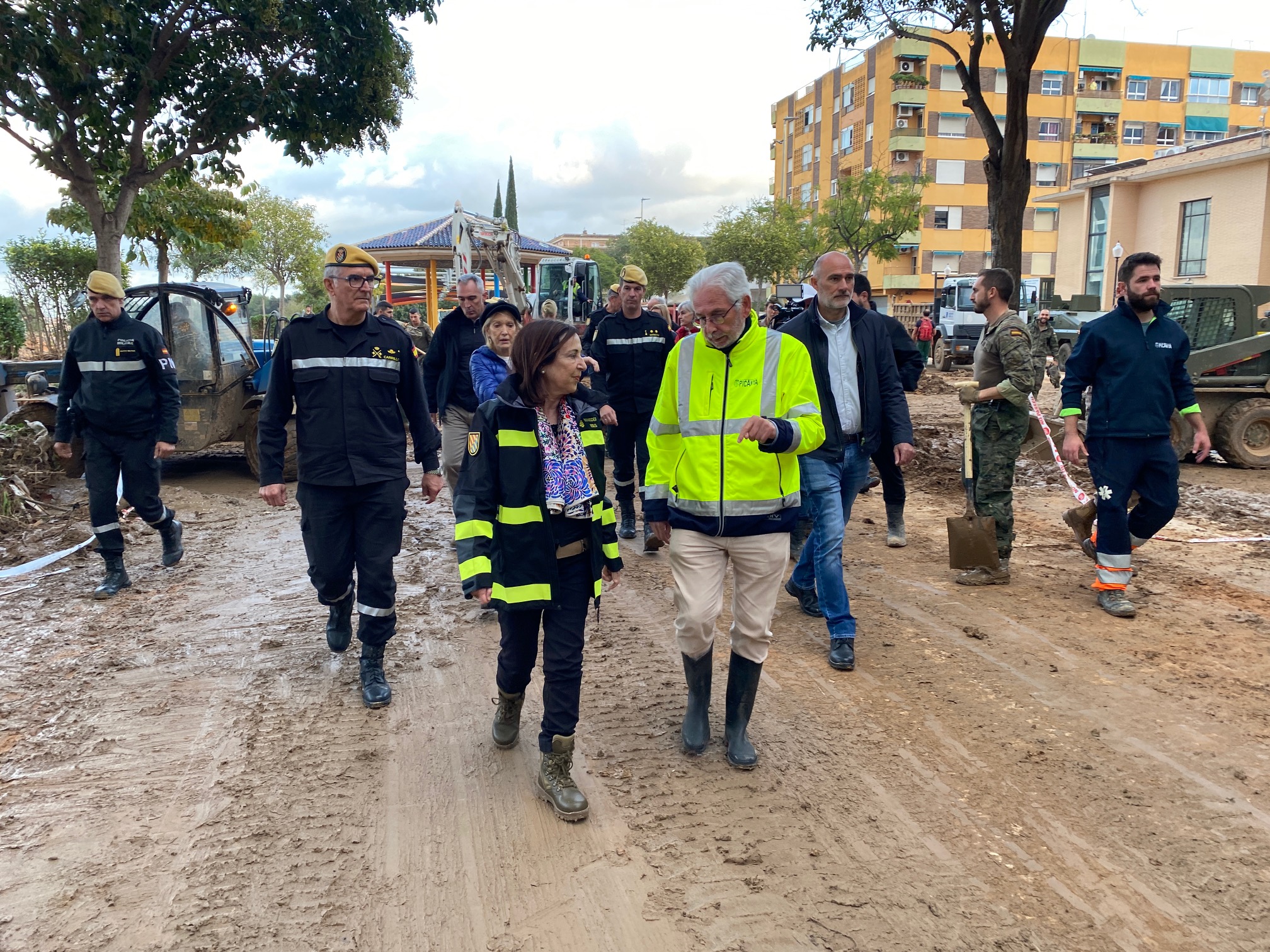 La ministra Margarita Robles visita Picanya tras la DANA con autoridades locales.