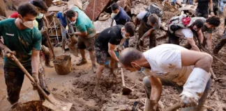 Grupo de voluntarios limpiando escombros tras inundaciones