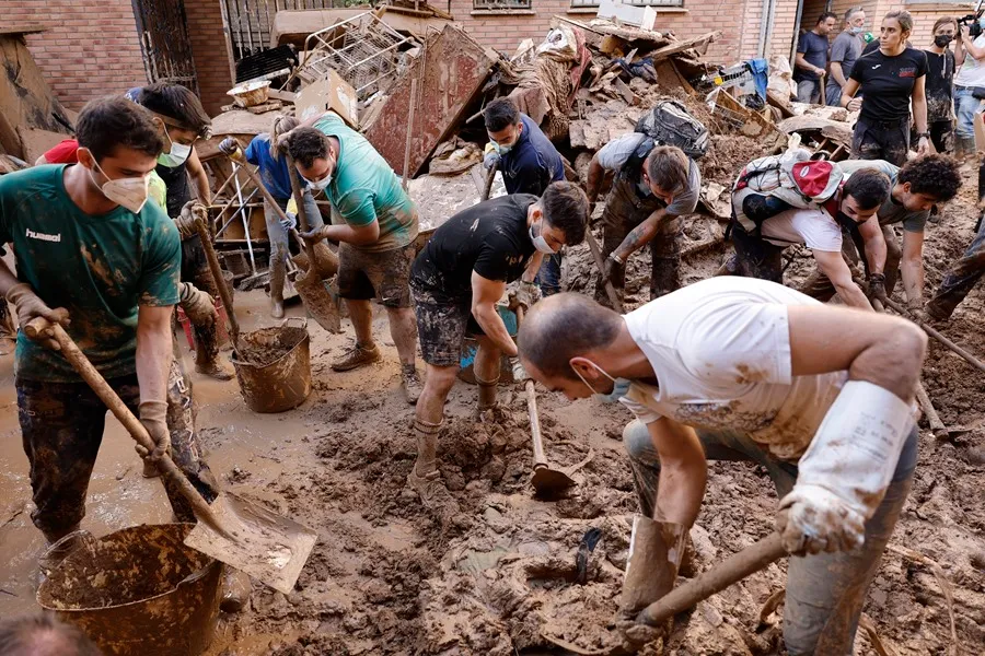Grupo de voluntarios limpiando escombros tras inundaciones